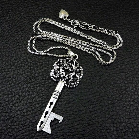 Cute Silver-tone Key Pendant Necklace NWOT - Picture 3 of 3